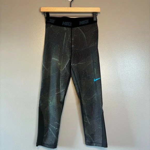 Nike Dri-Fit Medium Victory Base Layer Tight Fit Crop Legging - Picture 2 of 6